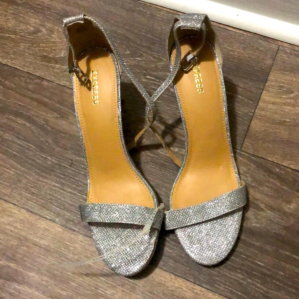Cute silver heels 👠